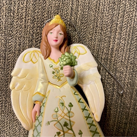 2011 Hallmark Keepsake Christmas Tree Ornament Ireland Angels Around the World - Picture 5 of 7